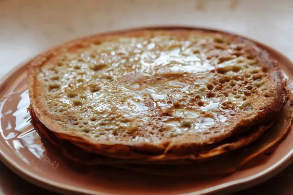 Tumpukan pancake Rusia klasik panas tipis. Gaya Rustik. Tradisional untuk minggu panekuk Rusia - Maslenitsa. Close-up . — Stok Foto