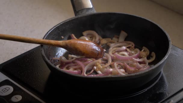 As cebolas fritam-se em uma panela. Close-up . — Vídeo de Stock