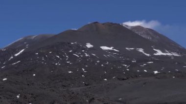 Etna Yanardağı 'nın üst kısmında. Beyaz duman kraterin üzerinde yükselir. Sicilya, Italya.