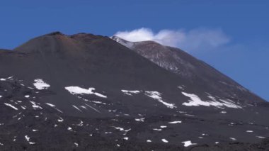 Etna Yanardağı 'nın üst kısmında. Beyaz duman kraterin üzerinde yükselir. Sicilya, Italya.