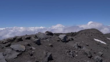 Yanardağ Etna tepesinde yol. İnsanlar dağdan iniyor. Yanardağ yüzeyinin panoramik görünümü. Sicilya, Italya.