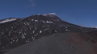 Yanardağ Etna yüzeyinin panoramik görünümü. Kraterin görünümü.. Sicilya, Italya.