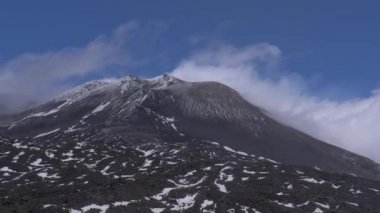 Etna Yanardağı 'nın üst kısmında. Beyaz duman kraterin üzerinde yükselir. Sicilya, Italya.