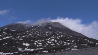 Etna Yanardağı 'nın üst kısmında. Beyaz duman kraterin üzerinde yükselir. Sicilya, Italya.