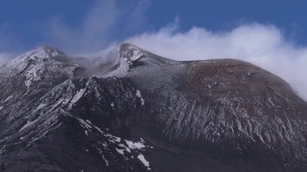 A tetején az Etna vulkán. Fehér füst fölé emelkedik a kráter. Szicília, Olaszország. — Stock videók