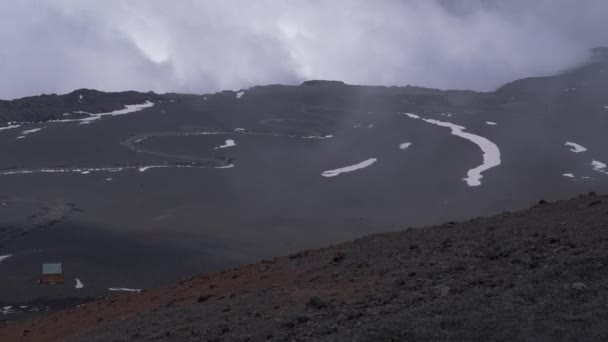 Панорамний вид на поверхню вулкана Етна. Дорога до вершини гори. Хмари над вулканом. Сицилія, Італія. — стокове відео