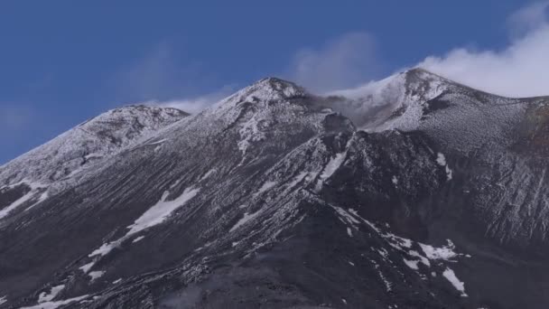 A tetején az Etna vulkán. Fehér füst fölé emelkedik a kráter. Szicília, Olaszország. — Stock videók