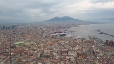 Napoli'nin havadan görünümü, bir insansız hava aracıyla çekilen video. Körfeze ve Vezüv Yanardağına bakan Napoli üzerinde bir insansız hava aracının uçuşu.