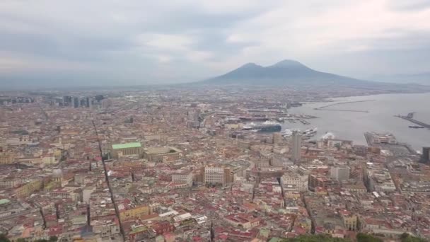 Widok z lotu ptaka na Neapol, film nakręcony na drona. Panoramiczny widok na miasto. Lot drona nad Neapolem z widokiem na zatokę i Wezuwiusz. — Wideo stockowe