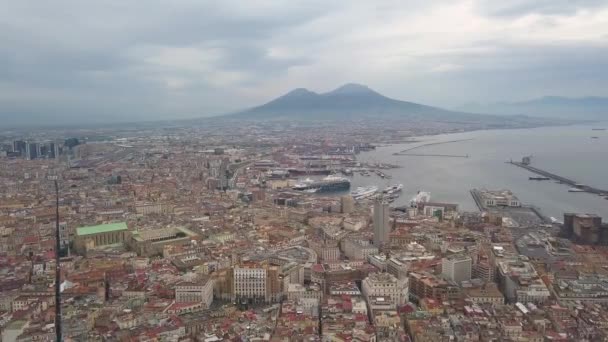 Napoli'nin havadan görünümü, bir insansız hava aracıyla çekilen video. Körfeze ve Vezüv Yanardağına bakan Napoli üzerinde bir insansız hava aracının uçuşu. — Stok video