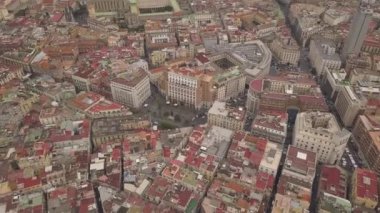 Napoli'nin semtlerinin havadan görünümü. İspanyol mahallesinin dar sokakları ve evleri üzerinde drone uçuş.
