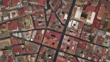 Napoli'nin semtlerinin havadan görünümü. İspanyol mahallesinin dar sokakları ve evleri üzerinde drone uçuş.