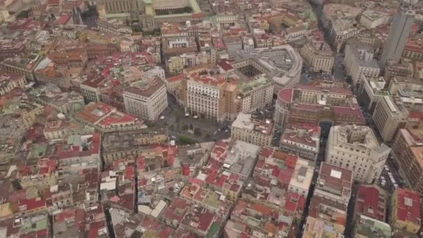 나폴리의 분기의 공중 보기입니다. 스페인 분기의 좁은 거리와 주택을 통해 무인 항공기의 비행. — 비디오