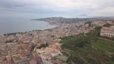 Napoli'nin semtlerinin havadan görünümü. Körfeze bakan Napoli üzerinde bir insansız hava aracının uçuşu.