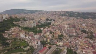Napoli'nin semtlerinin havadan görünümü. Napoli üzerinde bir insansız hava aracının uçuşu.
