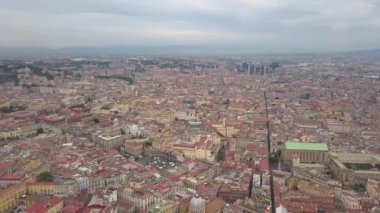 Napoli'nin havadan görünümü, bir insansız hava aracıyla çekilen video. Şehrin panoramik manzarası.