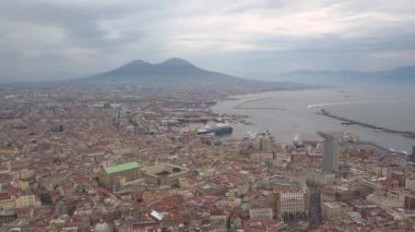Napoli'nin havadan görünümü, bir insansız hava aracıyla çekilen video. Körfeze ve Vezüv Yanardağına bakan Napoli üzerinde bir insansız hava aracının uçuşu.
