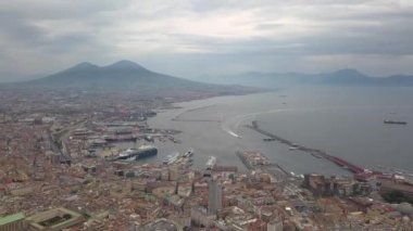 Napoli'nin havadan görünümü, bir insansız hava aracıyla çekilen video. Körfeze ve Vezüv Yanardağına bakan Napoli üzerinde bir insansız hava aracının uçuşu.