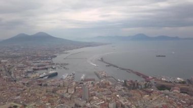 Napoli'nin havadan görünümü, bir insansız hava aracıyla çekilen video. Şehrin panoramik manzarası. Körfeze ve Vezüv Yanardağına bakan Napoli üzerinde bir insansız hava aracının uçuşu.
