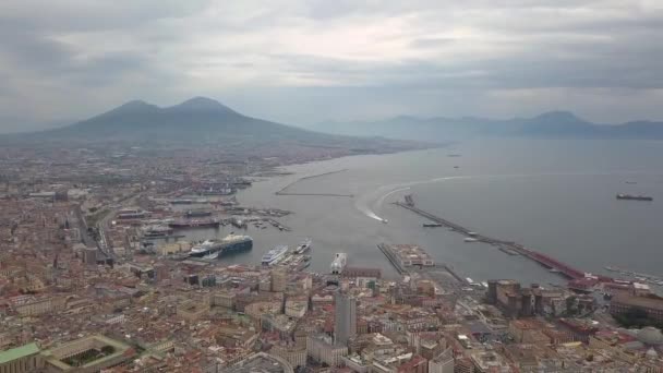 Widok z lotu ptaka na Neapol, film nakręcony na drona. Lot drona nad Neapolem z widokiem na zatokę i Wezuwiusz. — Wideo stockowe