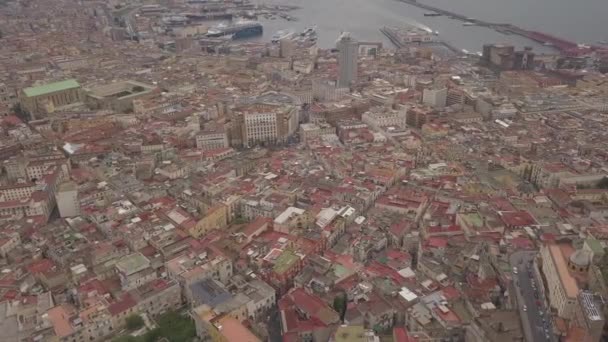 Napoli'nin havadan görünümü, bir insansız hava aracıyla çekilen video. Şehrin panoramik manzarası. — Stok video