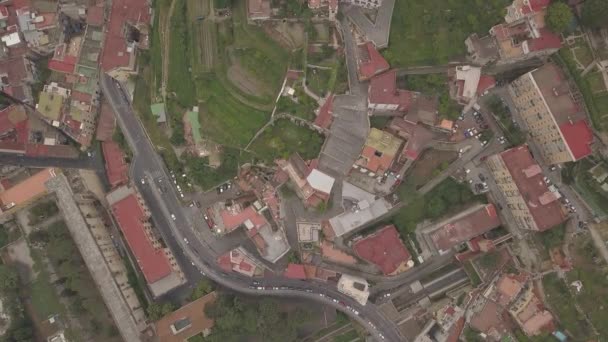 Vista aérea de los barrios de Nápoles. Vuelo del dron sobre las estrechas calles y casas del barrio español . — Vídeo de stock
