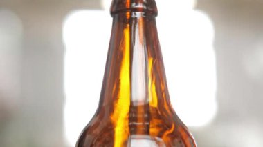 Bira fabrikasında, makine bira ile doldurmak için meme altında bir şişe yerleştirir. Close