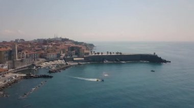Piombino sahilinin havadan görünümü. İskelenin üzerinde uçuyordu... Maremma Toskana İtalya.