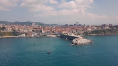 Piombino sahilinin havadan görünümü. İskelenin üzerinde uçuyordu... Maremma Toskana İtalya