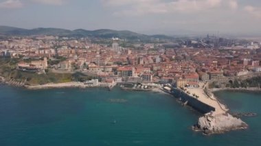 Piombino sahilinin havadan görünümü. Şehrin panoramik manzarası. Maremma Toskana İtalya.