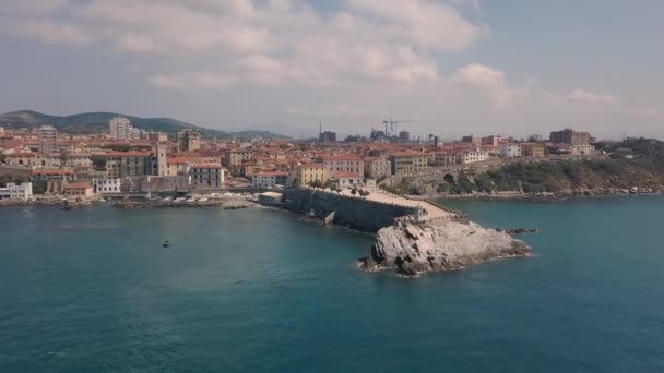 Vista aérea de la costa de Piombino. Volando sobre el muelle.. Maremma Toscana Italia — Vídeo de stock