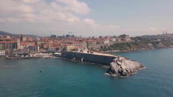 Вид с воздуха на побережье Пьомбино. Пролетая над пирсом.. Maremma Tuscany Italy — стоковое видео