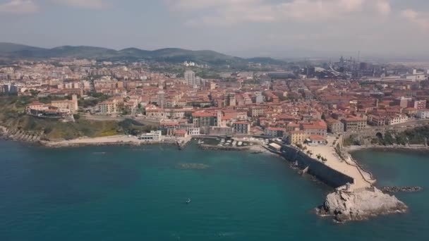 Luftaufnahme der Küste von Piombino. Blick auf die Stadt. Maremma Toskana Italien. — Stockvideo