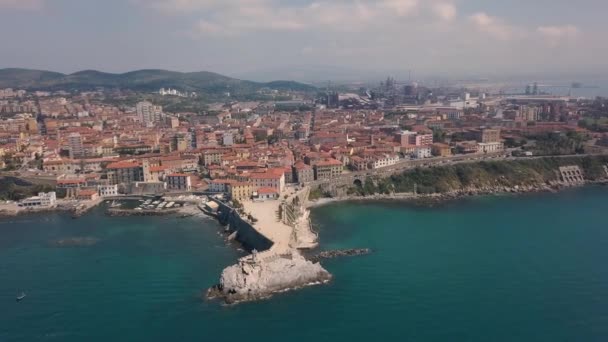 Luchtfoto van de kust van Piombino. Luchtfoto van de stad.. Maremma Toscane Italië. — Stockvideo