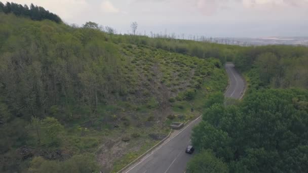 Vue aérienne de la pente du mont Etna. Drone volant au-dessus de la route sur laquelle la voiture voyage. Italie, Sicile 
