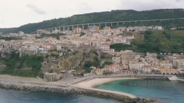 Pizzo'nun havadan görünümü, bir insansız hava aracında çekilen video. Körfeze, iskeleye ve eski şehre bakan Pizzo üzerinde bir insansız hava aracının uçuşu. Calabria, İtalya