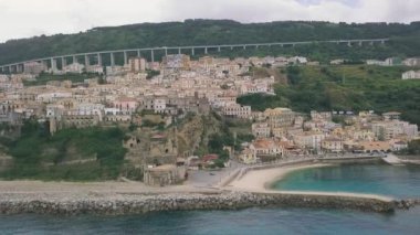 Pizzo'nun havadan görünümü, bir insansız hava aracında çekilen video. Körfeze, iskeleye ve eski şehre bakan Pizzo üzerinde bir insansız hava aracının uçuşu. Calabria, İtalya.