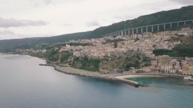 Pizzo'nun havadan görünümü, bir insansız hava aracında çekilen video. Körfeze, iskeleye ve eski şehre bakan Pizzo üzerinde bir insansız hava aracının uçuşu. Calabria, İtalya.