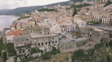 Pizzo'nun havadan görünümü, bir insansız hava aracında çekilen video. Eski şehre bakan Pizzo üzerinde bir insansız hava aracı nın uçuşu. Calabria, İtalya.