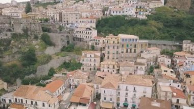 Pizzo'nun havadan görünümü, bir insansız hava aracında çekilen video. Eski şehre bakan Pizzo üzerinde bir insansız hava aracı nın uçuşu. Calabria, İtalya.