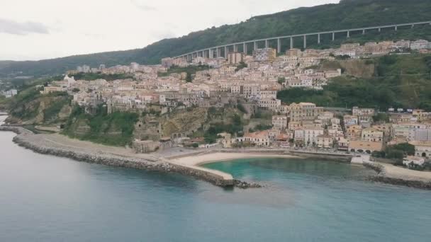 Vista aérea de Pizzo, video filmado en un dron. Vuelo de un dron sobre Pizzo con vistas a la bahía, el muelle y el casco antiguo. Calabria, Italia . — Vídeos de Stock