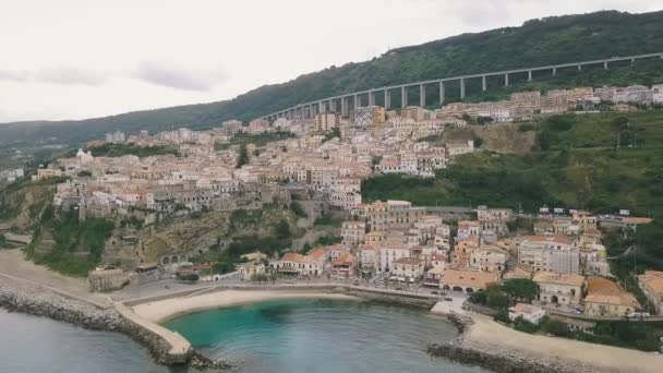 Vista aérea de Pizzo, video filmado en un dron. Vuelo de un dron sobre Pizzo con vistas a la bahía, el muelle y el casco antiguo. Calabria, Italia . — Vídeos de Stock