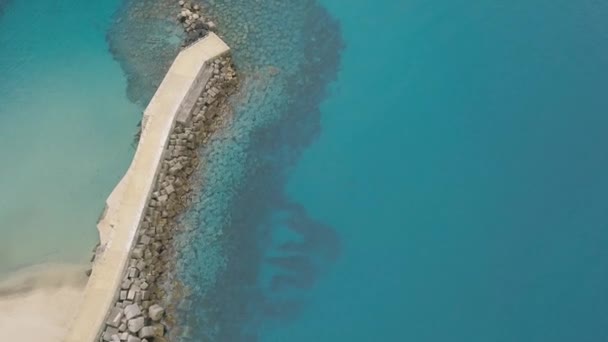 Vista aérea de la costa del mar. Volando drone sobre el muelle. Agua azul clara . — Vídeos de Stock