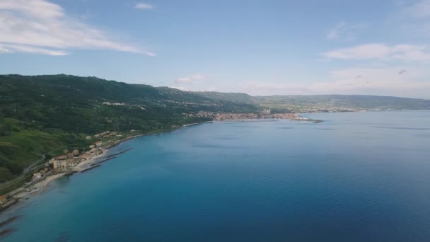 Luchtfoto van de Italiaanse kustlijn in het zomerseizoen. Calabrië uit de hemel. — Stockvideo