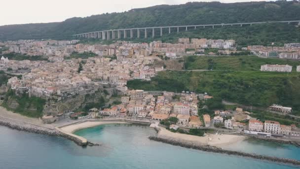 Luchtfoto van Pizzo, video-opname op een drone. Vlucht van een drone over Pizzo met uitzicht op de baai, de pier en de oude stad. Calabrië, Italië. — Stockvideo