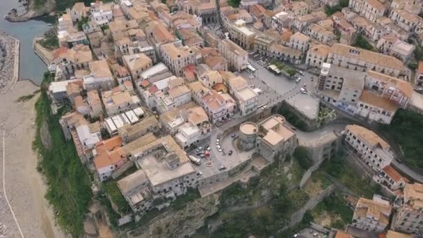 Letecký pohled na Pizzo, video střídalo na trubu. Nad Pizzem a výhledem na staré a moderní město se přeletová závěje. Kalábrie, Itálie. — Stock video