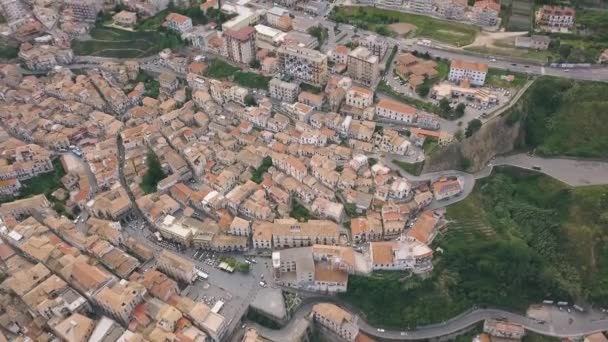 Letecký pohled na Pizzo, video střídalo na trubu. Nad Pizzem a výhledem na staré a moderní město se přeletová závěje. Kalábrie, Itálie. — Stock video