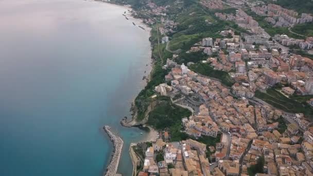 Letecký pohled na Pizzo, video střídalo na trubu. Letuška nad Pizzem s výhledem na záliv, molo a staré město. Kalábrie, Itálie. — Stock video