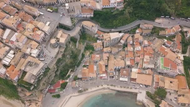 Luchtfoto van Pizzo, video-opname op een drone. Vlucht van een drone over Pizzo met uitzicht op de oude stad. Calabrië, Italië. — Stockvideo