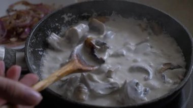 Mantarlar krema ile tavada kızartılır ve karıştırılır.